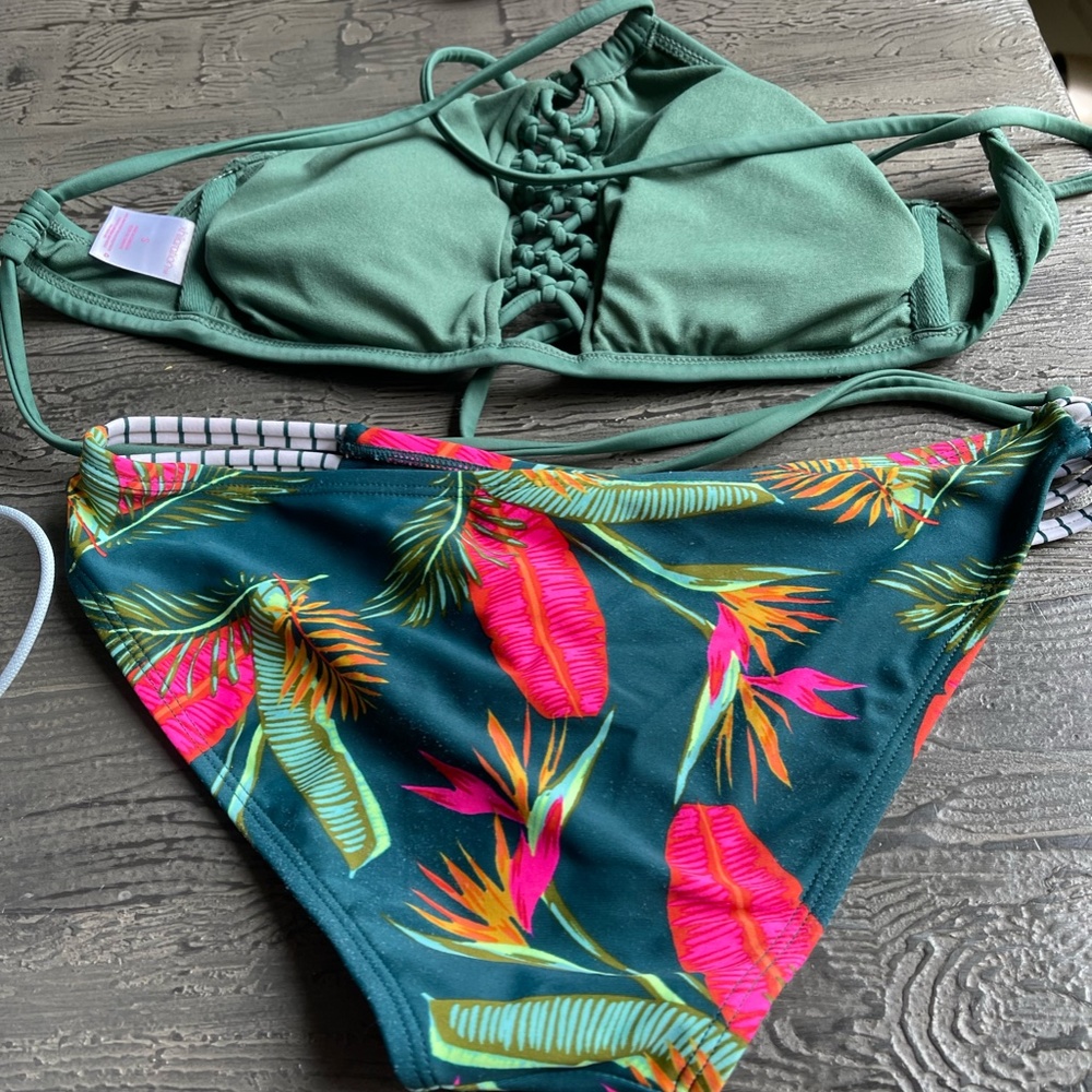 bikini - Picture 2 of 2